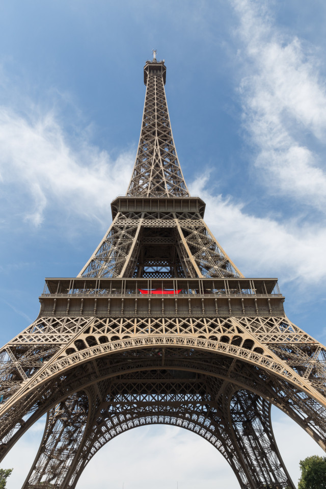 Theo thống kê, vào năm 2018, hơn 6 triệu du khách đã tới tháp Eiffel.