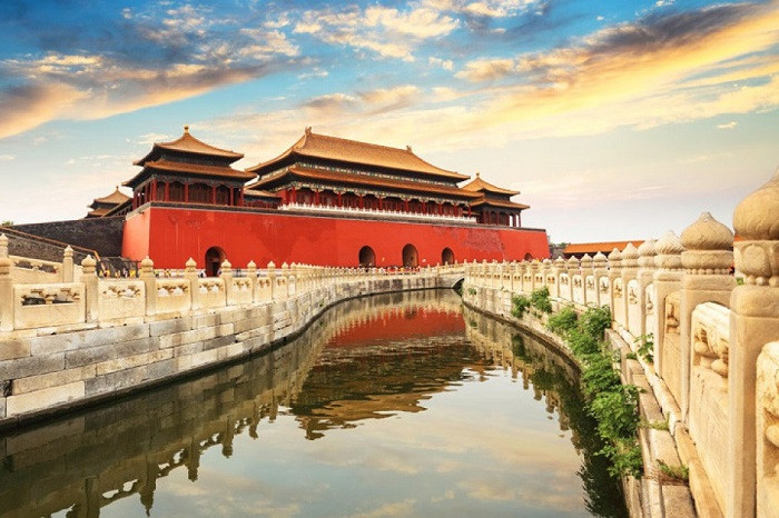 Đặc biệt, các quan đại thần rất sợ khi nghe đến Ngọ Môn bởi đây là nơi hoàng đế trừng phạt các quần thần phạm tội. Khi bị vua hạ lệnh lôi tới Ngọ Môn, các quan viên sẽ đối mặt với "trượng hình" - kiểu trừng phạt bằng gậy gỗ đánh vào người.