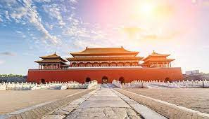 Ngoài những đối tượng trên, tất cả quan viên, hoàng thân quốc thích đều không được phép đi qua Chính Môn Ngọ Môn. Nếu ai vi phạm thì sẽ bị trừng trị nặng. Các thành viên hoàng tộc, Vương công vào cung bằng Tây Trắc Môn và quan văn võ Tam phẩm trở lên vào cung sẽ đi bằng Đông Trắc Môn. Những quan viên từ Tam phẩm trở xuống thì chỉ có thể lần lượt đi bằng hai cửa ngoài cùng của Ngọ Môn là Dịch Môn.
