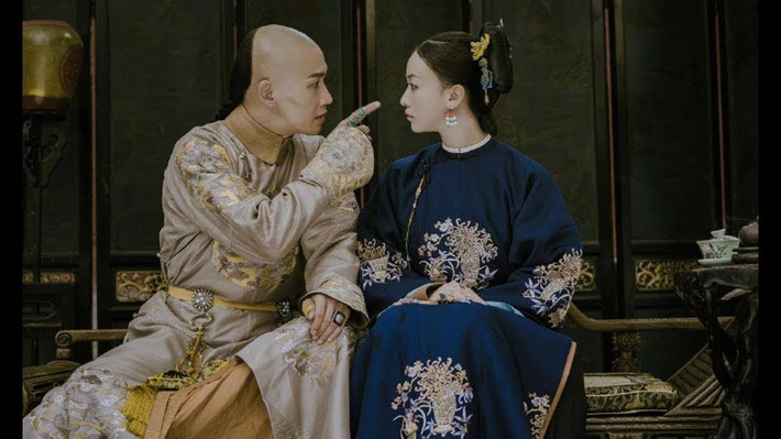 Hậu cung của hoàng đế Càn Long có hàng ngàn phi tần, mỹ nữ. Trong số này, Lệnh Phi Ngụy Giai thị được nhà vua yêu chiều, sủng hạnh hơn cả. Chỉ trong 10 năm, bà sinh cho nhà vua 6 người con gồm 4 hoàng tử và 2 công chúa.
