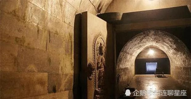 Về sau, những người thợ tìm ra cách chốt cửa từ bên trong thông qua lực chặn của khối đá. Cách làm này giúp họ thoát ra bên ngoài an toàn mà vẫn đảm bảo sự kiên cố của lăng mộ.