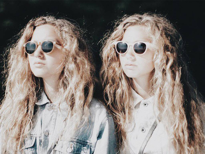 Doppelganger là một từ có gốc xuất phát từ tiếng Đức nghĩa là kẻ song trùng, tức cùng tồn tại (có thể không sống cùng một thời điểm lịch sử) nhưng có ngoại hình giống hệt nhau dù không có bất cứ quan hệ họ hàng nào. Đến nay, giới khoa học vẫn chưa thể giải mã hiện tượng bí ẩn này.