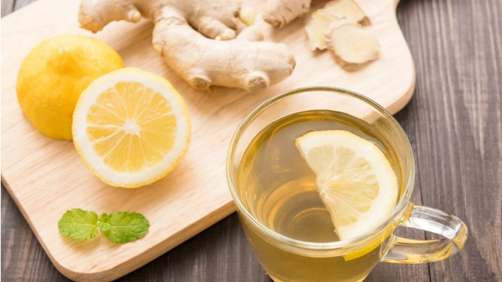 Trà chanh gừng giàu chất chống oxy hóa tăng cường hệ thống miễn dịch do hàm lượng Vitamin C cao. Hơn nữa, gừng có khả năng cân bằng lượng đường trong máu, giảm cảm giác thèm ăn, nhờ đó giảm cân. Ảnh: BS.