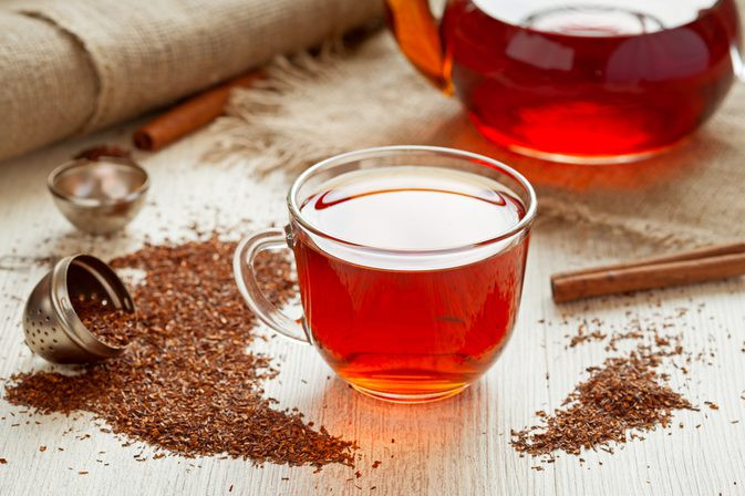 Hồng trà Nam Phi là trà thảo dược được làm từ lá và thân cây mỏng của cây bụi Nam Phi được gọi là Aspalathus linearis. Nhiều nghiên cứu cho thấy loại hồng trà này có khả năng thúc đẩy giảm cân vượt trội.