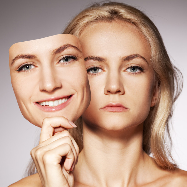 Quan niệm suy nghĩ tích cực cần thay đổi: Các nhà tâm lý cho rằng những câu thần chú "suy nghĩ tích cực" rất nguy hiểm, có thể dẫn đến chứng loạn thần kinh, lo âu hoặc trầm cảm. Bạn không nên cắt bỏ tất cả những suy nghĩ và cảm xúc tiêu cực vì nó có tác dụng cân bằng sức khỏe tâm thần.