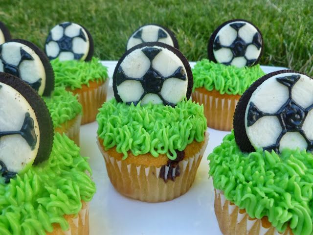 Bánh cupcake sân cỏ, trái bóng.