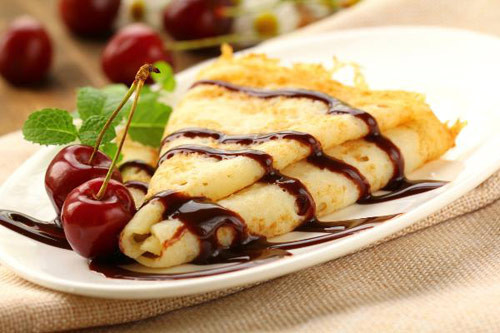 Bánh crepe mặc dù khá quen thuộc ở nhiều nước nhưng nó có nguồn gốc xuất từ nước Pháp. Bánh được làm từ bột mỳ, trứng, sữa và bơ. Khi hoàn thiện có dạng mỏng, dẹt và có màu vàng nhẹ. Thưởng thức bánh người ta có thể thêm socola hay trái cây…