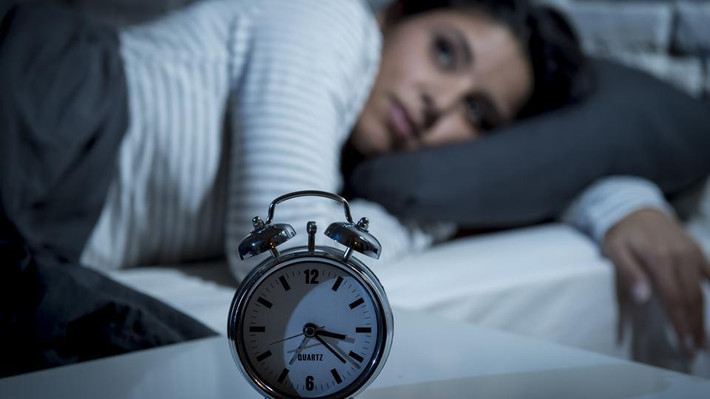 Ngủ kém: Những cơn nóng nực và đổ mồ hôi ban đêm có thể ảnh hưởng tiêu cực đến chất lượng giấc ngủ trong giai đoạn tiền mãn kinh và mãn kinh.