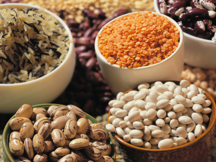Vitamin B thúc đẩy sản xuất các tế bào máu đỏ, do đó mang oxy và chất dinh dưỡng đến nang và da đầu, giúp tăng trưởng tóc. Thực phẩm giàu vitamin B6 và vitamin B12 là cá hồi hoang dã, động vật có vỏ, đậu lăng, chuối...