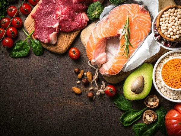 Thực phẩm giàu protein: Duy trì chế độ ăn giàu protein không chỉ giữ cho mái tóc của bạn khỏe mạnh mà còn giúp cải thiện sức khỏe tim mạch.