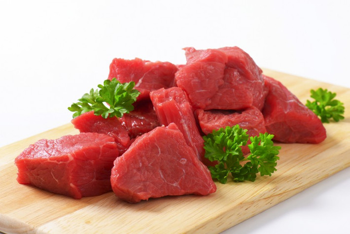 Thịt bò nạc không chỉ chứa nhiều protein mà còn giàu vitamin B, kẽm và selen.