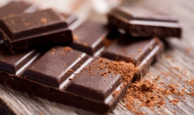 Socola đen chứa chất chống oxy hóa giúp cải thiện lưu thông và lưu lượng máu. Nó chứa các chất chống oxy hóa mạnh như flavonoid có khả năng ngăn chặn hoạt động gốc tự do gây hại và ngăn ngừa viêm. Ảnh: Internet.