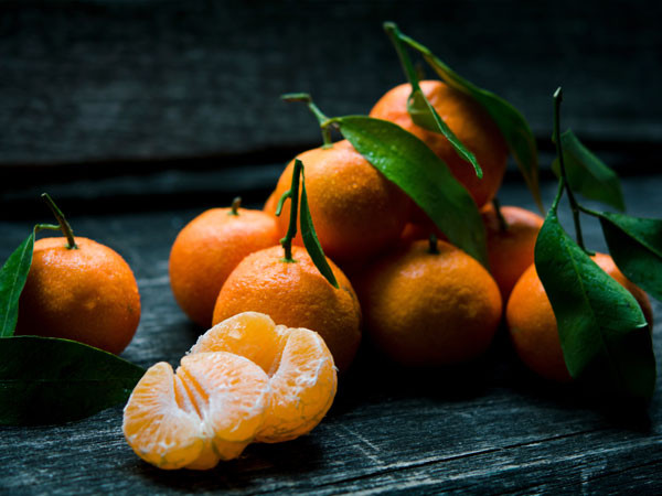 Cam rất giàu vitamin C có tác dụng tuyệt vời trên hệ thống tuần hoàn, đặc biệt là các mao mạch nhỏ mang máu từ động mạch trực tiếp đến các tế bào. Các thực phẩm khác giàu vitamin C là chanh, ớt chuông, dứa, bông cải xanh và dâu tây.