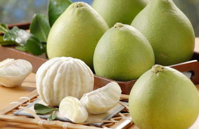 Bưởi không chỉ là loại trái cây "ăn mãi không ngán" lại chứa nhiều vitamin có lợi cho cả tóc và da, bưởi có một lượng calories khá thấp nên khi ăn vào sẽ cảm giác no lâu hơn để không còn muốn ăn vặt thêm bất cứ cái gì.