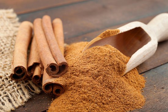 Quế là chất kích thích tử cung khi dùng với liều cao. Không chỉ giúp ngày kinh đến sớm hơn, việc sử dụng quế vào đầu chu kỳ kinh còn giúp bạn giảm đau.