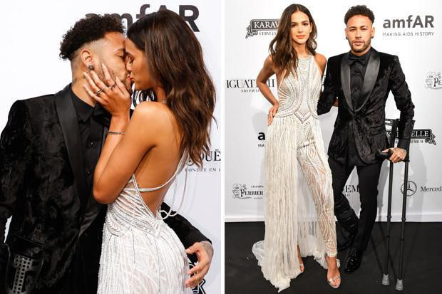 Năm 2015, bạn gái của Neymar được độc giả tạp chí VIP của Brazil bình chọn là người phụ nữ hấp dẫn nhất thế giới.