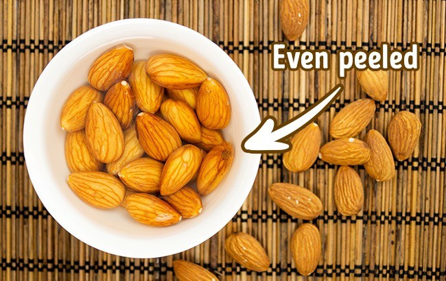 Trái cây khô là một trong các loại thực phẩm rất bẩn trong quá trình chế biến. Do đó, trước khi ăn, bạn nên rửa sạch, thậm chí có một số loại hạt khô còn phải ngâm vài giờ mới nên ăn. Ảnh: Bright Side.