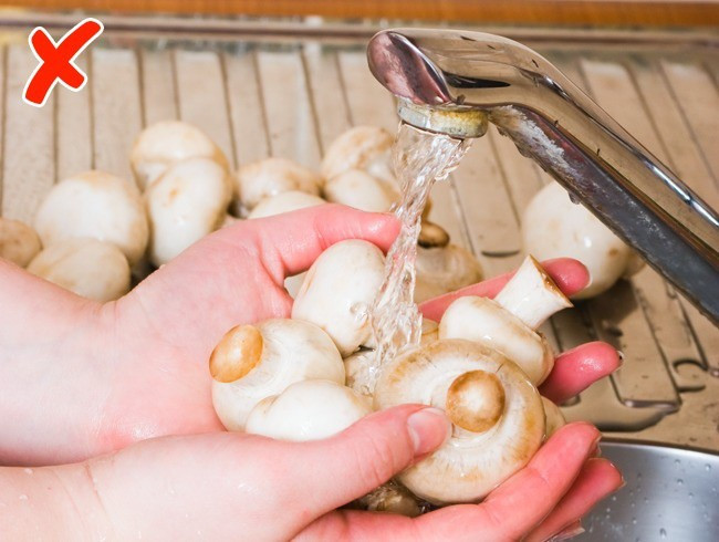 Nấm hấp thụ nước rất nhanh và nhiều, vậy nên, nếu ngâm và rửa quá lâu với nước sẽ khiến chúng mất đi hương vị và nhanh hỏng. Bạn chỉ nên rửa qua thật nhanh rồi thấm khô bằng khăn giấy và chỉ rửa ngay trước khi nấu.
