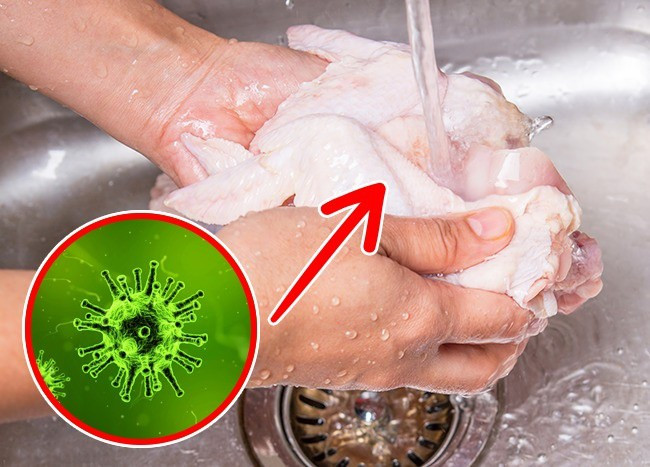 Thực phẩm không nên rửa: Rửa thịt gà sống trước khi chế biến tưởng chừng là điều hợp lý nhưng các chuyên gia sức khỏe khuyến cáo không nên rửa lại thịt gà mua sẵn ở siêu thị vì điều này có thể làm lây lan vi khuẩn.