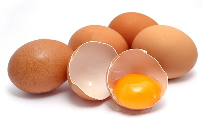 9. Trứng: Việc ăn cả quả giúp cung cấp lutein, protein và sắt. Lòng đỏ trứng có 185 mg cholesterol, phù hợp với 300 mg giới hạn hằng ngày cho người khỏe mạnh.