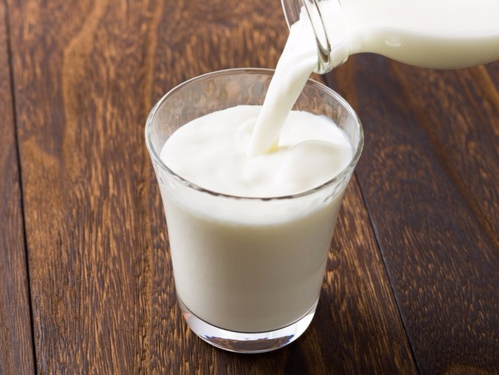 Sữa có chứa nguồn protein dồi dào với chất lượng vô cùng cao. 1 cốc sữa nguyên chất chứa 8 gram protein với 149 calo. Ngoài ra, trong sữa còn chứa canxi, phốt pho và vitamin B2 tốt cho hệ xương và sức khỏe.