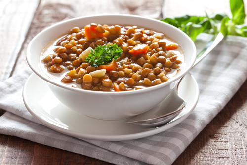 Súp đậu lăng rất nhiều protein, chất xơ , kẽm và ít béo. Bạn có thể thêm vào súp đậu lăng các thực phẩm khác hoặc dùng đậu lăng làm salad. Ảnh: Internet.