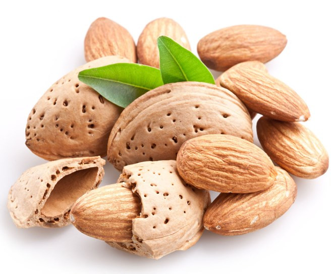 Hạt hạnh nhân rất giàu protein và là một món ăn nhẹ lành mạnh. Hơn nữa, nó còn giàu vitamin E, magie, canxi, có tác dụng hạ huyết áp đối với những người bị huyết áp cao và giúp xương khỏe mạnh.