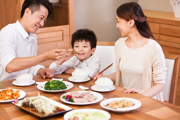 Ăn tối sớm: 3 giờ trước khi đi ngủ là thời điểm lý tưởng để dùng bữa tối. Điều này giúp hệ tiêu hóa sẽ không phải làm việc quá tải.