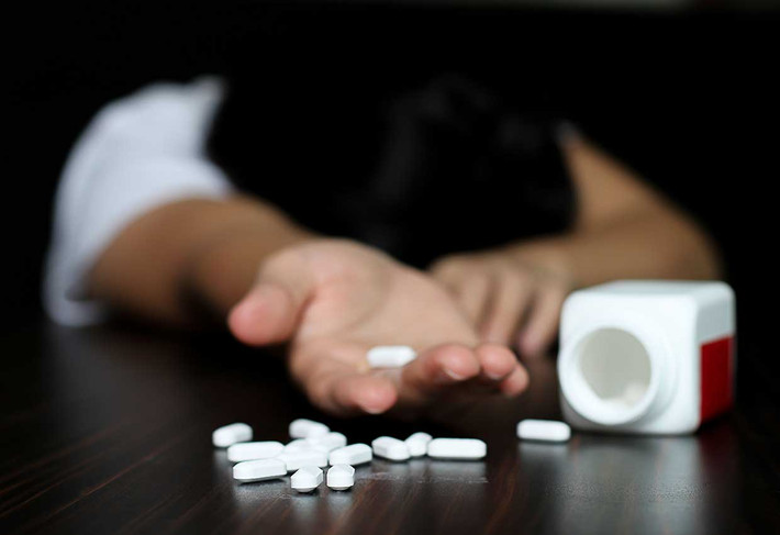 Gabapentin dùng điều trị các tình trạng như co giật, đau thần kinh và động kinh. Năm 2008, Mỹ cảnh báo việc sử dụng gabapentin có thể tạo ra rủi ro về tự tử.