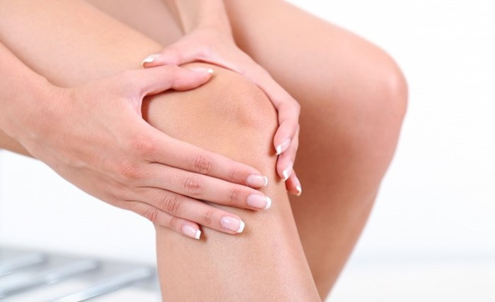 Đau đớn hơn khi bị thương: Nếu không có ánh sáng mặt trời, bạn hãy chuẩn bị tâm lý để đối mặt với những cơn đau ê ấm khắp cơ thể, đặc biệt là với những người vốn đã mắc phải các bệnh về xương khớp. Theo các nhà khoa học, ánh nắng vốn có vai trò sưởi ấm các cơ bắp, từ đó làm dịu đi cảm giác đau trong cơ thể.