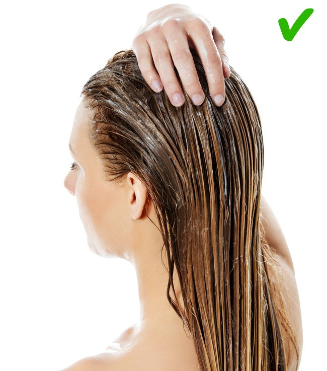 Hãy dùng dầu xả: Dầu xả giúp duy trì sức khỏe cho tất cả các loại tóc. Vì vậy, hãy áp dụng dầu xả sau mỗi lần gội đầu.