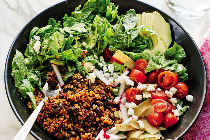 Ăn salad trước buổi hẹn hò cũng là điều cần tránh bởi những mảnh nhỏ của rau xanh có thể bị mắc kẹt trong răng của bạn. Ảnh: Internet.