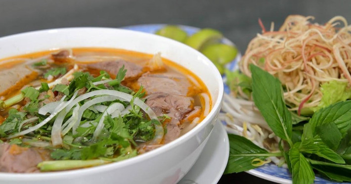 Quán Hạnh: Quán do một người Huế gốc làm chủ, bán gần 30 năm nay. Bún bò Huế ở đây có vị đậm đà, nước dùng thanh và ngọt tự nhiên. Bạn có thể lựa chọn từ bò bắp, giò heo, bò tái, bò gân, cho đến các loại chả như chả cây, chả đòn, chả cua cho phần bún của mình. Ảnh: @hongphuc.