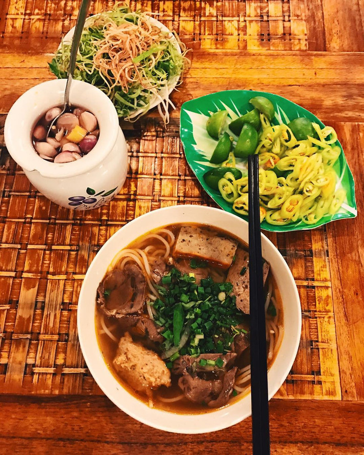 Quán Nam Giao có hành và ớt ngâm ăn kèm bún nên cũng khá bắt vị, không ngán. Bên cạnh bún bò Huế, ở đây còn có mì quảng, các loại bánh như bánh bèo, bánh nậm, bánh lọc... Địa chỉ: 248 Bùi Viện, quận 1. Mức giá trung bình: 75.000 đồng. Ảnh: @feheart.