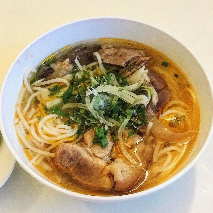 Tô bún ở đây chỉ có bò bắp và giò heo, rắc thêm ít rau răm và hành. Quán không có rau sống ăn kèm bún, nên có thể "phiền lòng" nhiều người Sài Gòn, tuy nhiên lại được yêu thích bởi người gốc Huế. Nước bún trong và thanh. Địa chỉ: 82 Cư xá Nguyễn Văn Trỗi, quận Phú Nhuận. Mức giá trung bình: 70.000 đồng. Không gian quán khá ấm cúng, yên tĩnh. Ảnh: @doiratngon, @tondurit.