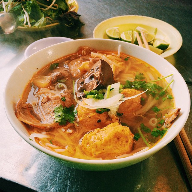 Nước lèo được nấu trong nồi nhôm đáy tròn, cổ eo, thân phình đúng kiểu Huế, thơm mùi sả. Ngoài bò bắp, bò tái, giò heo, tô bún ở đây còn có chả cua, chả tôm do quán tự làm. Ăn kèm bún là đĩa rau thơm, tía tô, bắp chuối... hợp khẩu vị người miền Nam. Địa chỉ: 113 Bà Huyện Thanh Quan, quận 3. Mức giá trung bình: 50.000 đồng. Ảnh: @quinbeo, @rosebennet.
