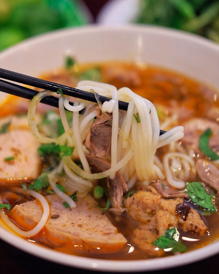 Quán Nam Giao: Quán bún bò Huế này có từ năm 1991, ban đầu chỉ là gánh bán ở vỉa hè Sài Gòn. Hiện, quán nằm ở khu phố Tây quận 1, nên nhiều khách du lịch nước ngoài thường ghé đây check-in. Ảnh: @ ivys_life.