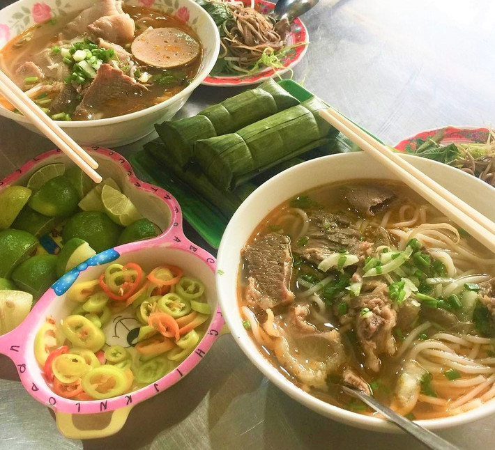 Quán 31: Quán bún bò Huế trên đường Mạc Đĩnh Chi rợp bóng hàng sao này đã có từ năm 1989. Tô bún bò ở đây thơm mùi ruốc, sả. Nước lèo được hầm từ thịt heo, thịt bò chứ không dùng xương bò, thường có vị đằm hơn và không ngọt như nhiều quán khác. Ảnh: @_jezc, @annie.le94.