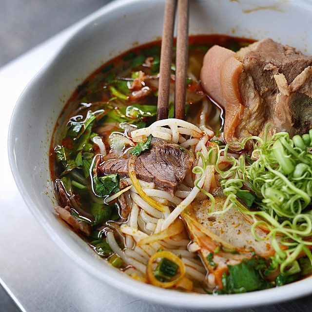 Sợi bún của quán Hạnh nhỏ vừa, mềm muốt. Nhiều thực khách còn rất thích vị sa tế ở đây. Địa chỉ: 135 Bành Văn Trân, quận Tân Bình. Mức giá trung bình: 45.000 đồng. Ảnh: @2kismet, @kevvydao.