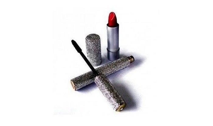 1. H. Couture Beauty Diamond - giá: 14 triệu USD. Đây là bộ mỹ phẩm gồm lọ mascara và thỏi son môi nạm kim cương. Mặt ngoài của tuýp mascara được nạm 2.500 viên kim cương xanh, trong khi đó vỏ ngoài của thỏi son môi được nạm với 1.200 viên kim cương.