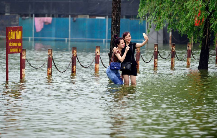 1...2..3... chỉ có hai chị em ta! Ảnh: Lê Hiếu.