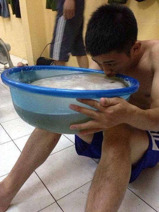 Anh rất ít khi uống bia, một khi đã uống là phải uống cả chậu. Ảnh: Facebook.