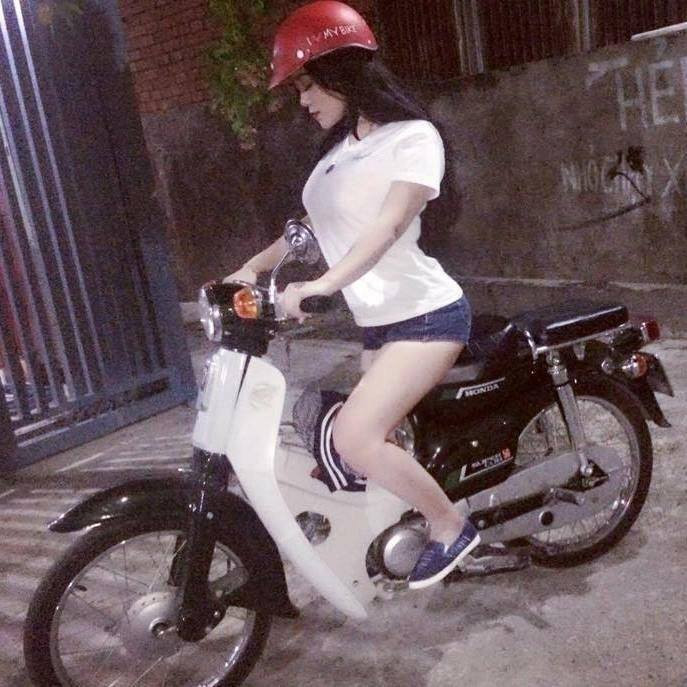 Dáng ngồi xe máy siêu "độc" của thiếu nữ Việt.