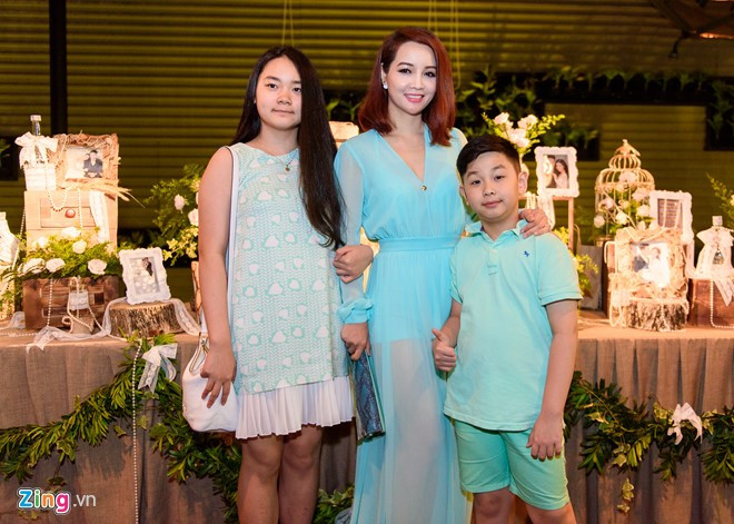 Mai Thu Huyền cùng hai con diện trang phục xanh pastel dự tiệc cưới Kỳ Hân. Nữ diễn viên và bạn gái Hồng Quân thân thiết từ khi đóng chung phim Những ngọn nến trong đêm 2.