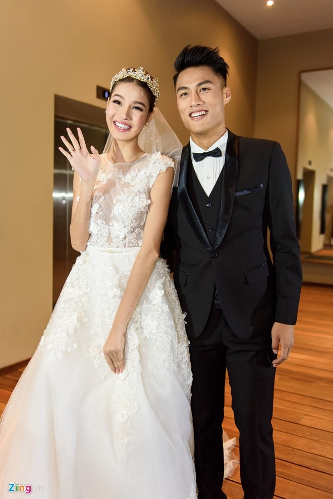 Trời Sài Gòn đổ mưa vào khoảng chiều tối nên bạn bè, đồng nghiệp của cô dâu, chú rể khá thưa thớt.