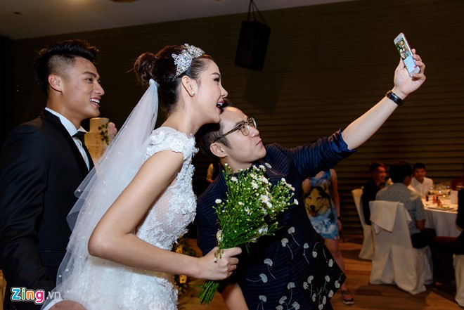 Nhà thiết kế Chung Thanh Phong, người chuẩn bị váy cưới cho người mẫu 22 tuổi cũng góp mặt ở sự kiện trọng đại của đôi trai tài, gái sắc.