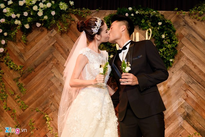 Cuối buổi tiệc, chú rể Mạc Hồng Quân trao cho cô dâu Kỳ Hân nụ hôn ngọt ngào trước sự reo hò, ủng hộ của bạn bè, đồng nghiệp đến chung vui.