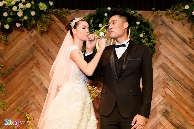 Sau đó, họ thực hiện nghi thức uống rượu giao bôi.