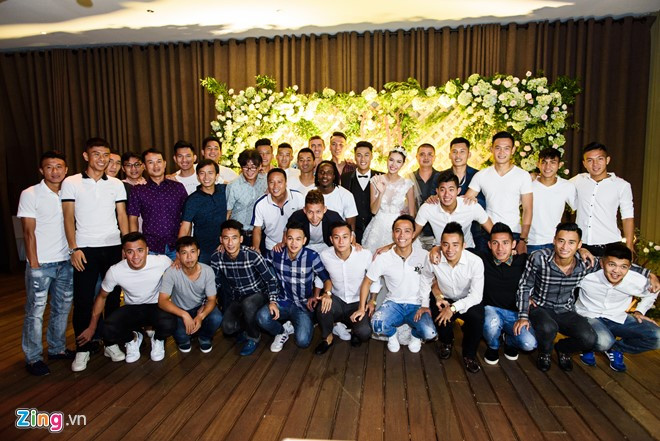Cặp tân lang, tân nương chụp ảnh cùng các đồng nghiệp của chú rể.