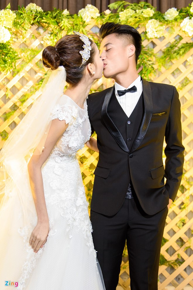 Đáp lại tình cảm của người yêu, cầu thủ 24 tuổi trao cho cô nụ hôn say đắm. Sau đó, cặp uyên ương tiếp tục đón khách ở khu vực sảnh tiệc.